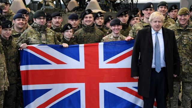 Борис Джонсон с британскими военными в Польше