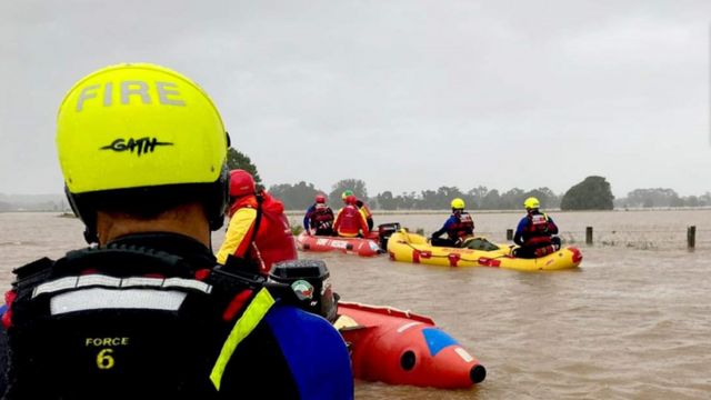 Tim penyelamat membantu warga