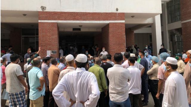ঢাকার শেখ রাসেল গ্যাস্ট্রোলিভার হাসপাতালে করোনাভাইরাসের টিকার দ্বিতীয় ডোজ নেয়ার ভিড়