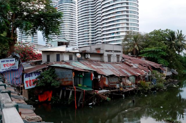 Nhiều khu nhà lụp xụp ở Sài Gòn bên cạnh những toà nhà chung cư sang trọng, đầy đủ tiện nghi
