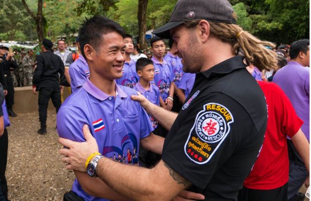 El entrenador Ekkapol Chantawong y el rescatista Mikko Paasi.