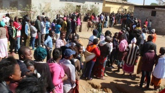 File des électeurs le jour du scrutin.