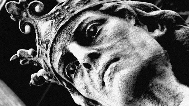 Голова статуи в короне