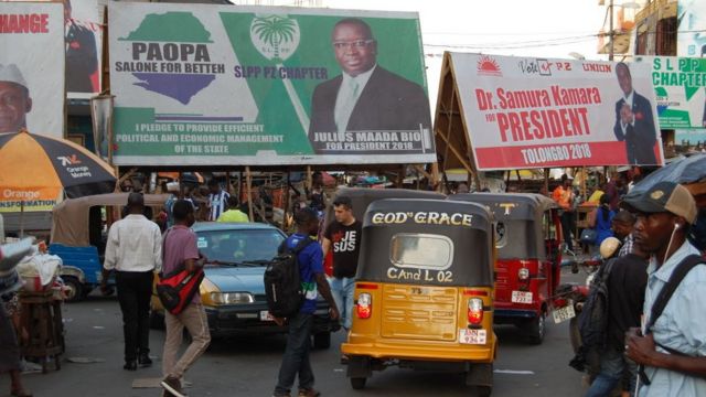 Les affiches des candidats dans une rue de Freetown.