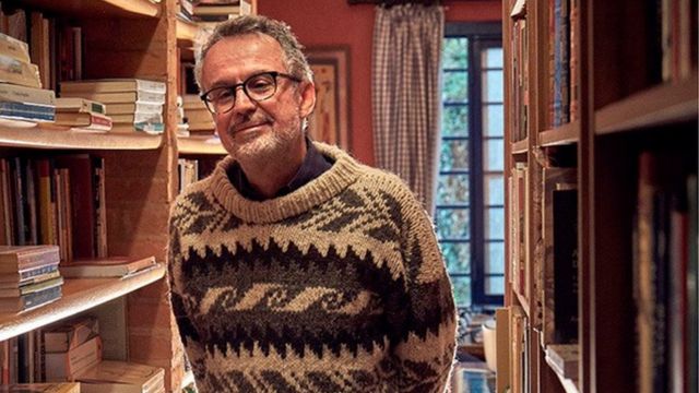 O historiador Sidney Chalhoub em meio a uma estante de livros