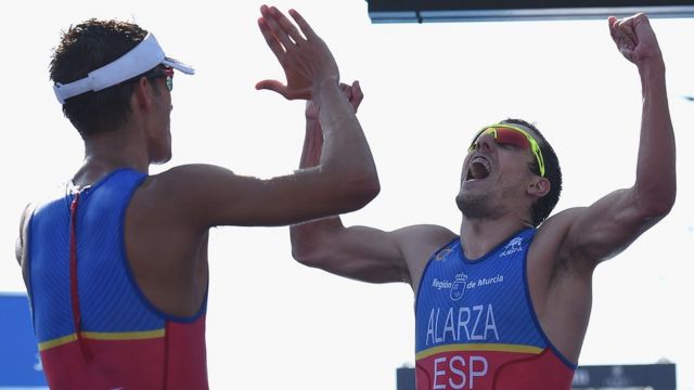 Mola y Alarza celebran el primero y segundo lugar en Australia.