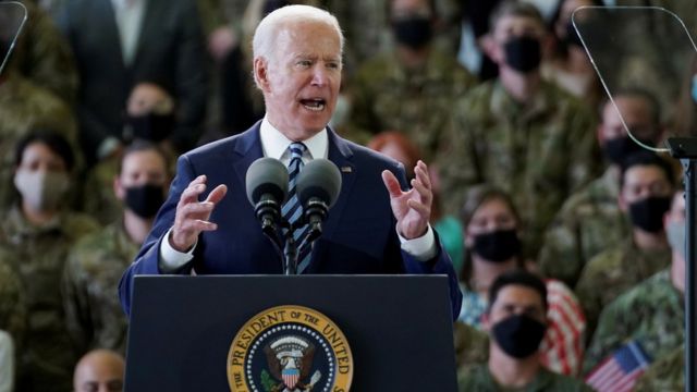 Joe Biden Kraliyet Hava Kuvvetlerine (RAF) ait Mildenhall Hava Üssü'nde Amerikan hava kuvvetleri personeline hitap etti