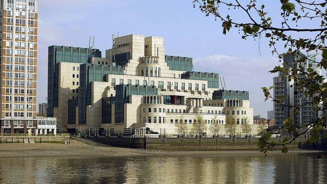 ساختمان سرویس مخفی اطلاعاتی بریتانیا در حاشیه رود تیمز در لندن که به شکل رسمی «اس‌آی‌اس» (SIS) نامیده می‌شود اما بسیاری این سازمان را به نام «ام‌آی ۶» (MI6) می‌شناسند