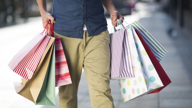 Black Friday: como avalanche de ofertas afeta viciados em compras - BBC  News Brasil