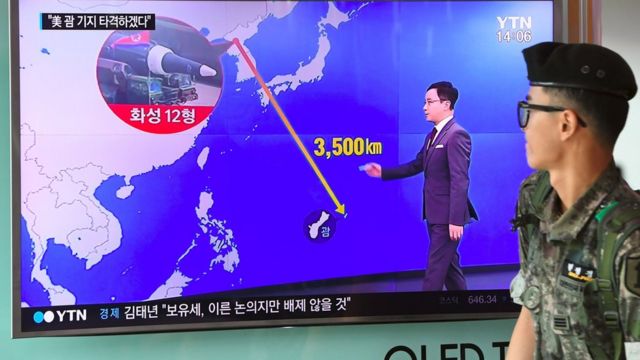 北朝鮮とグアムの距離を解説するテレビを眺める韓国兵（9日、ソウルの鉄道駅で）