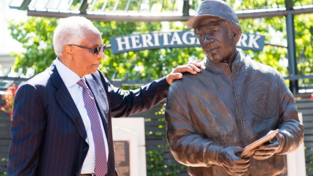 Frank Robinson, first black manager in MLB, dead at 83