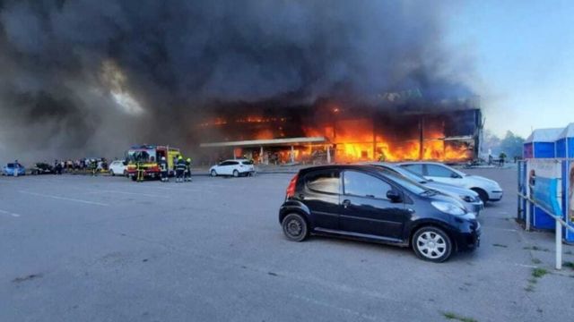 Sebuah pusat perbelanjaan di Kremenchug terbakar setelah serangan Rusia.