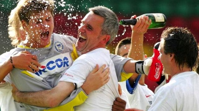 Шлегель несколько лет работал тренером молодежной команды "Герта" (Западный Берлин). На снимке он празднует победу в молодежном Кубке в 2004 году