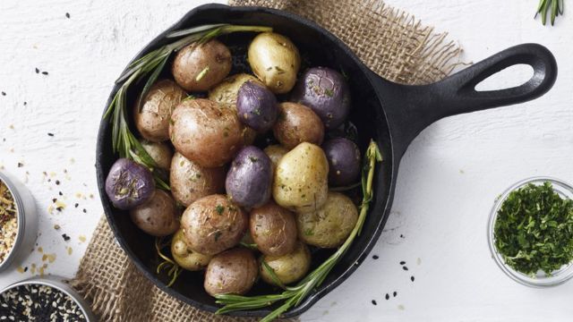 Картошка с травами на сковородке
