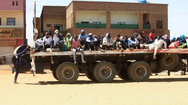 مجموعة من السودانيين ينتقلون باستخدام مقطورة شاحنة