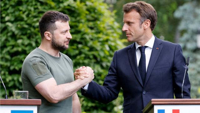 Tổng thống Ukraine Volodymyr Zelensky và Tổng thống Pháp Emmanuel Macron