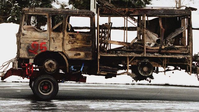 Uno de los vehículos quemados en el siniestro de 1999.