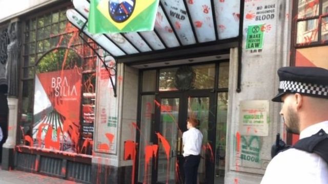 embaixada do Brasil em Londres toda pichada