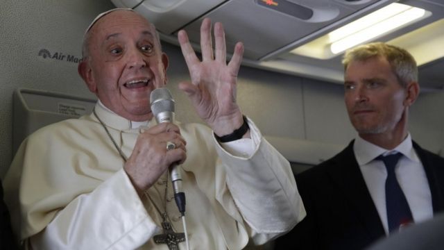 El papa dirigiéndose a perioristas en el avión a su regreso a Roma desde África.
