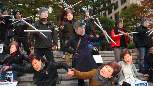 朴槿恵（パククネ）大統領は崔順実（チェ・スンシル）容疑者の操り人形だと抗議する人たち（29日、ソウル）