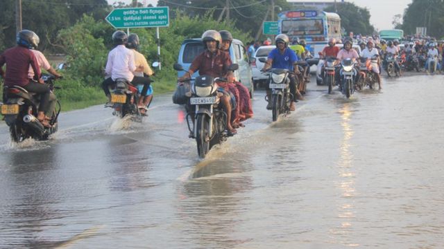 அம்பாறை மாவட்டத்தைப் புரட்டிப் போட்டுள்ள வெள்ளம்