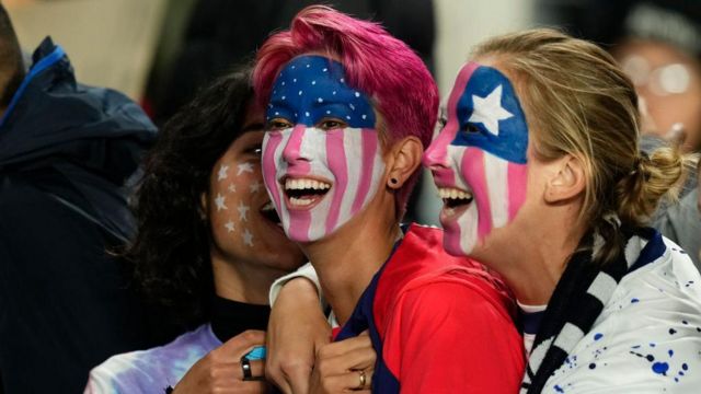Fãs da seleção feminina de futebol dos EUA com o rosto pintado durante a Copa do Mundo de 2023