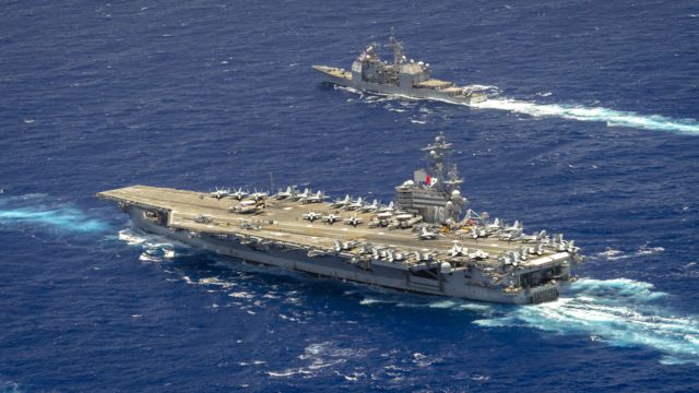 Tàu sân bay USS Ronald Reagan đến cùng hai tàu hộ tống là tàu tuần dương mang tên lửa dẫn đường 