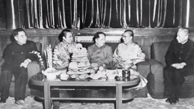达赖喇嘛、班禅喇嘛上世纪50年代在北京与毛泽东、周恩来与刘少奇合影