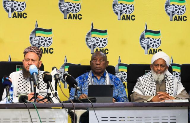 Güney Afrika Cumhurbaşkanı Cyril Ramaphosa, Güney Afrika'daki "Filistin'e Özgürlük" örgütlerinin önde gelenleriyle, 18 Aralık 2023, Johannesburg. 