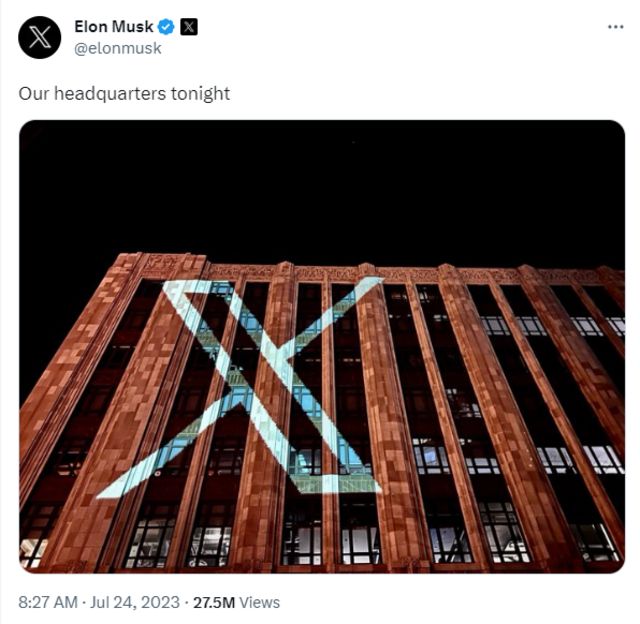 Foto de una X proyectada sobre la fachada de las oficinas centrales de Twitter, publicada en la cuenta de Elon Musk