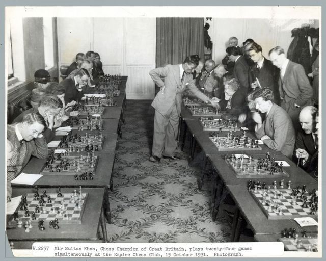அப்போதைய கிரேட் பிரிட்டனின் செஸ் சாம்பியனான மிர் சுல்தான் கான் லண்டனில் உள்ள எம்பயர் செஸ் கிளப்பில் ஒரே நேரத்தில் 24 போட்டிகளில் விளையாடுகிறார். இந்த புகைப்படம் 1931 அக்டோபர் 15 ஆம் தேதி எடுக்கப்பட்டது