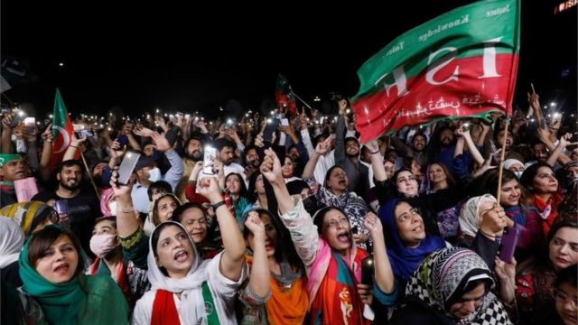 Pendukung partai politik Pakistan Tehreek-e-Insaf menyalakan ponsel mereka dan meneriakkan slogan-slogan mendukung Perdana Menteri Imran Khan selama rapat umum di Islamabad, Pakistan, pada 4 April 2022.