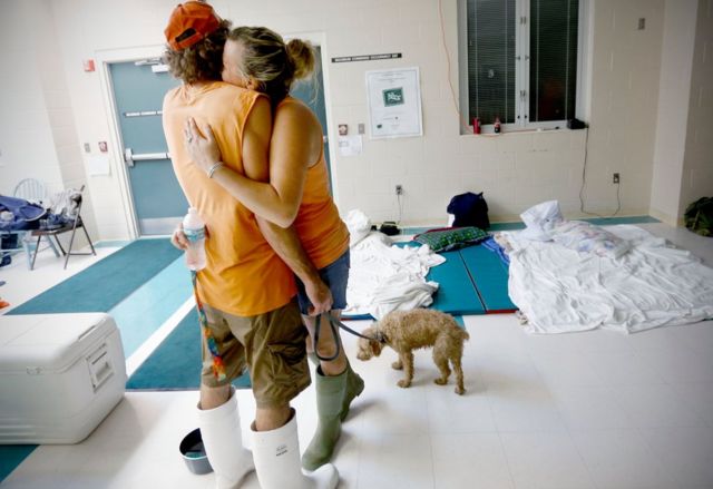 Chris Hacker abraza a su novia Lyn Charlton en una escuela primaria de Steinhatchee, Florida, que sirve como refugio para los afectados por el huracán Hermine.