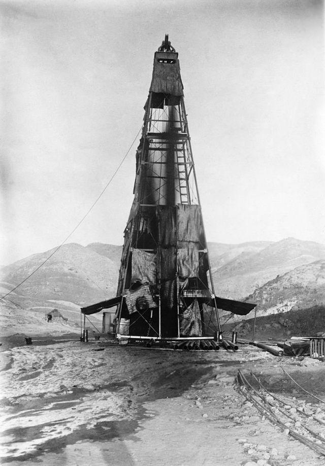 Anglo-Persian Oil Company oil well in 1909.