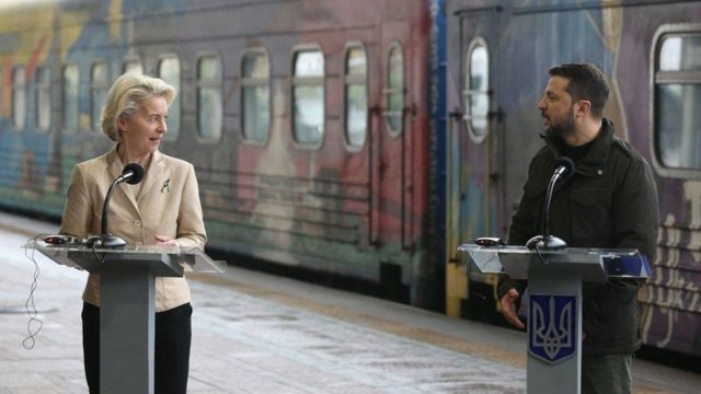 La jefa de la Comisión Europea, Ursula von der Leyen (izq.), y el presidente de Ucrania, Volodymyr Zelenskyi (der.), durante una reunión con trabajadores ferroviarios ucranianos el 4 de noviembre.