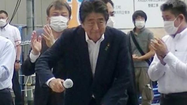 Shinzo Abe sebelum berpidato.