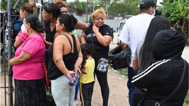 Familiares esperan a las afueras de la cárcel.