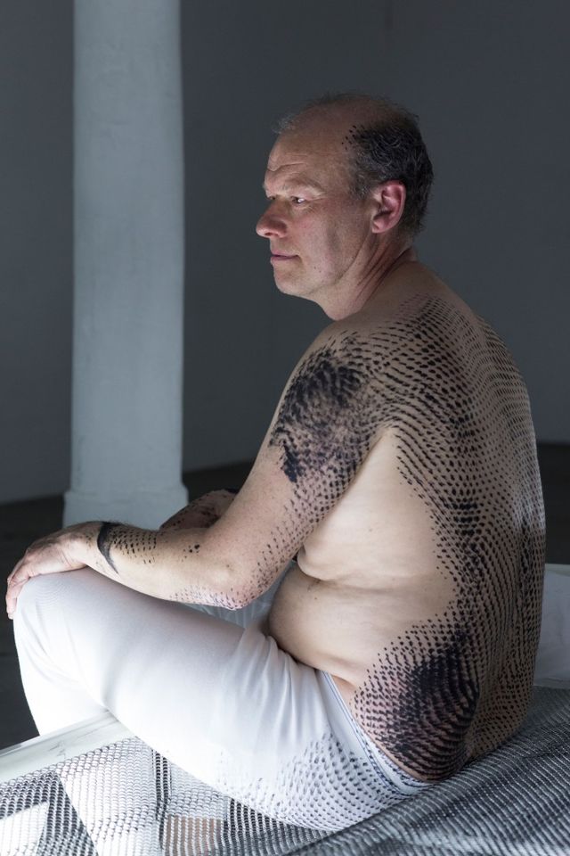 Hombre pintado sobre una cama