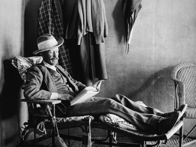 Черно-белая фотография, мужчина читает книгу