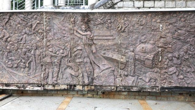 Рельеф на стене Тяньаньмэнь в университете Лингнань