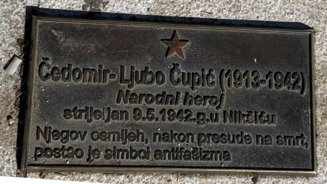 Spomen tabla ispred spomenika u Nikšiću