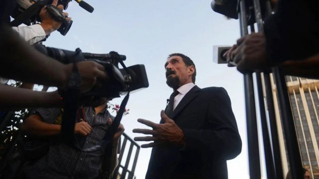 John McAfee berbicara kepada jurnalis di Pengadilan Tinggi di Guatemala, setelah lokasinya terungkap oleh foto.
