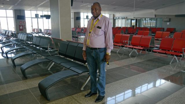 Diretor do Aeroporto de Nacala Jeronimo Tambajane dentro da sala de embarque internacional, que nunca foi usada