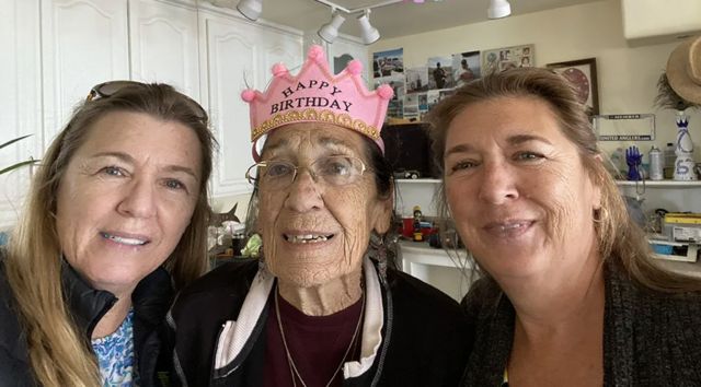Sally, Carolyn e Susan comemorando o 80º aniversário de Carolyn em 2022