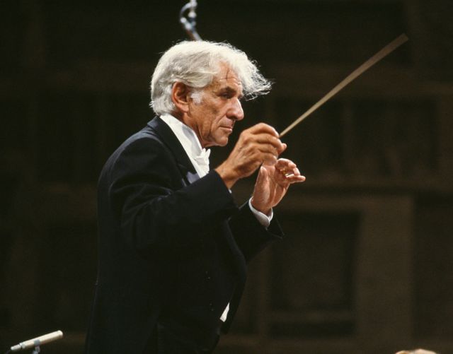 Leonard Bernstein conduciendo