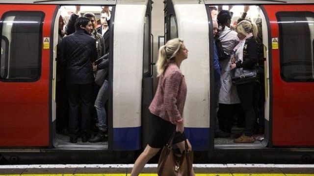 Londra metrosunda kalabalık bir tren
