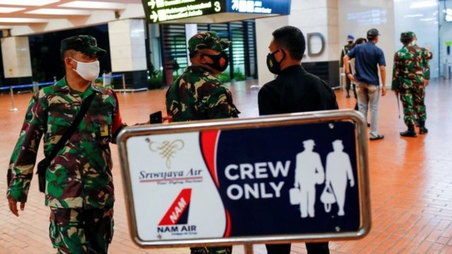 Soldados indonésios no Aeroporto Internacional Soekarno-Hatta depois do desaparecimento do avião da Sriwijaya Air