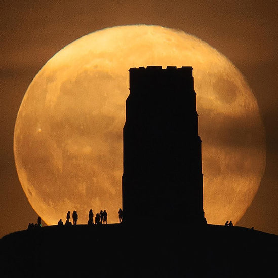 Башня на фоне луны