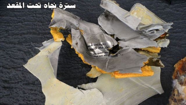 エジプト航空の文字が印刷された残骸。エジプト軍報道官の公式フェイスブックより。