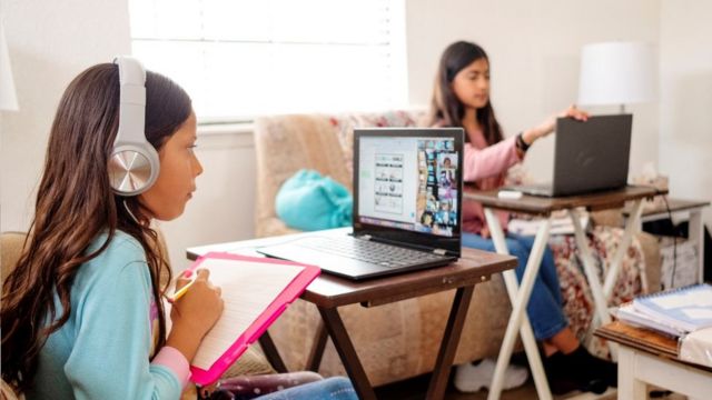 Dos niñas en clases virtuales